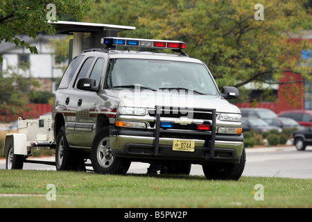 Ein Polizeifahrzeug Abholung eine mobile Ankündigung board Stockfoto