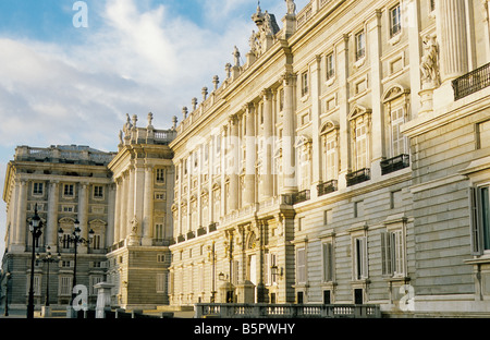 Madrid, Spanien. Königspalast, schrägen Blick entlang Ostansicht. Stockfoto