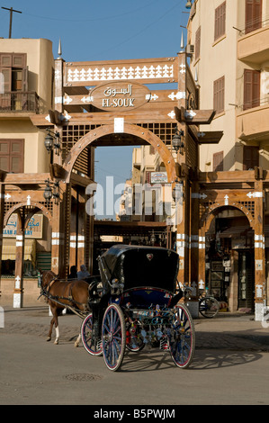 Caleche Pferdekutsche fahreni auf den Basar-Markt im Zentrum von Luxor, Ägypten Stockfoto