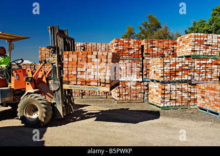 Baustoffe / A Staplerfahrer Stapel Ziegel in einer Recycling Business.Melbourne Victoria Australien verwendet. Stockfoto