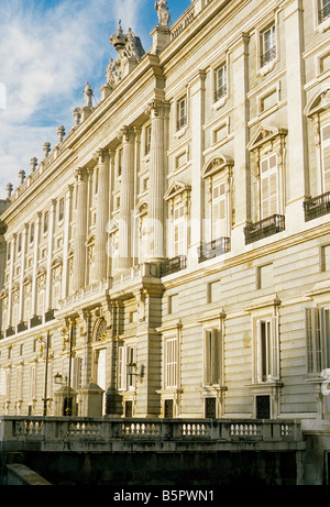 Madrid, Spanien. Königspalast, schrägen Blick entlang Ostansicht. Stockfoto