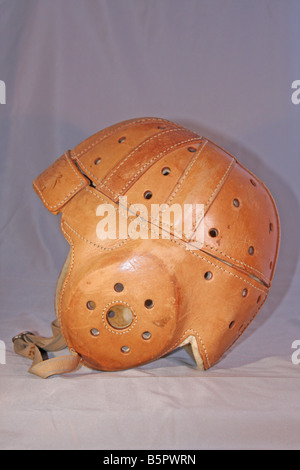 Alte Leder Fußball-Helm, der einen Schatz für jeden Sport Erinnerungsstücke Sammler wäre. Stockfoto