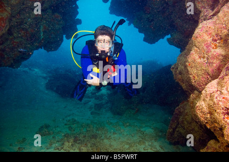 männlichen Taucher umgeben von Korallen des Great Barrier Reef Australien Stockfoto