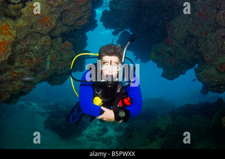 männlichen Taucher umgeben von Korallen des Great Barrier Reef Australien Stockfoto