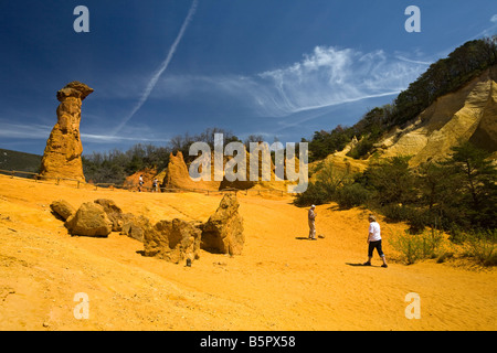 Bei Rustrel, eine Ansicht der provenzalischen "Colorado" (Vaucluse - Frankreich). Vue du "Colorado Provençal" (Rustrel - Vaucluse - Frankreich). Stockfoto