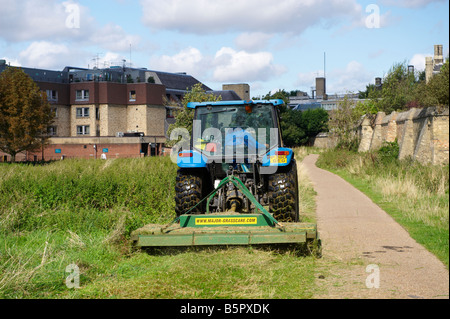 Rasen schneiden mit Traktor Cambridge UK Stockfoto