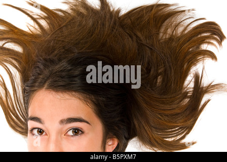 Horizontale nahe Porträt eines jungen Mädchens mit langen braunen Haare locker hinter ihr vor einem weißen Hintergrund Stockfoto