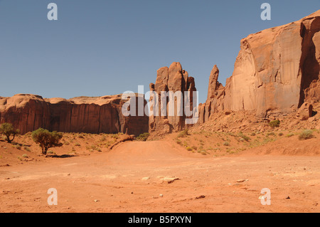 Eine unbefestigte Straße führt durch die unverwechselbare Landschaft des Monument Valley, Arizona, USA. Stockfoto