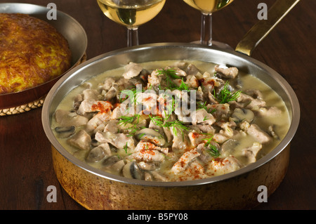 Kalbfleisch-Zürich-Stil mit Rösti Kartoffeln Schweiz Essen Stockfoto