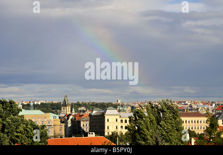 Regenbogen über Prag Tschechische Republik Stockfoto