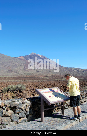 Blick von Mt.Teide über Lavafelder, vom Lookout point, Parque Nacional Del Teide, Teneriffa, Kanarische Inseln, Spanien Stockfoto