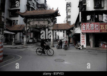 Ein chinesischer Mann reitet auf seinem Fahrrad entlang einer Straße in der berühmten Stadt Og Guilin, Süd-China Stockfoto