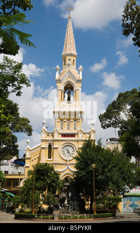 Gelbe und weiße Katholische Kirche von Cha Tam mit einer Statue des Hl. Franz Xaver hoch in den Turm, Chinatown, Cholon, Ho Chi Minh, Vietnam Stockfoto