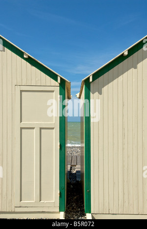 Strandkabinen an der Atlantikküste Stockfoto