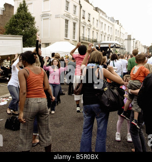 Menschen tanzen in Notting Hill Carnival, London Stockfoto