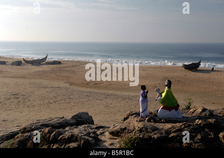 Morgenandacht für eine Abbildung von Christus auf einem Hügel mit Blick aufs Meer, Chowara nr Trivandrum, Kerala, Indien S angeboten. Stockfoto