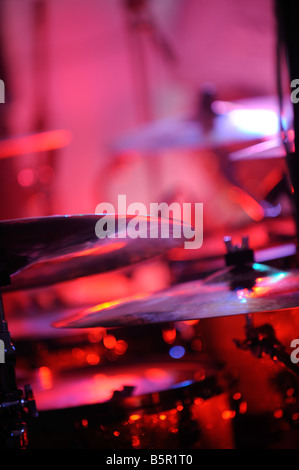 Generische konzeptionellen Hintergrundbild von Becken und Schlagzeug auf der Bühne. Bild von Jim Holden Stockfoto
