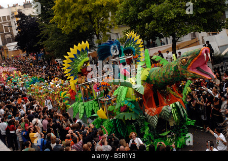 Eine aufwendige Schwimmer macht seinen Weg durch die Massen von Feiernden in 2008 der Notting Hill Carnival Stockfoto