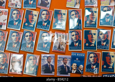 Barack Obama Pins zum Verkauf an Bord von einem Straßenhändler auf 125 Street in New York City, USA, 2008 Stockfoto