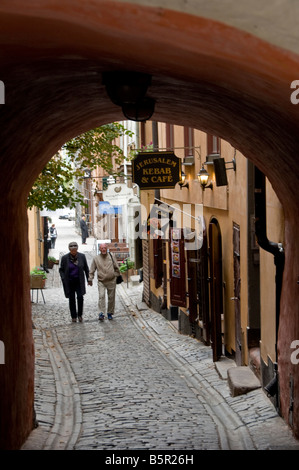 Touristen auf einem September Samstag Nachmittag in den engen Gassen von Gamla Stan in Stockholm Schweden Stockfoto