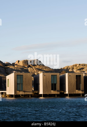 Moderne Ferienhütten aus Holz, die am Meer gegenüber dem Nordic Watercolor Museum in Skarhamn an der Bohuslan-Küste in Schweden errichtet wurden Stockfoto