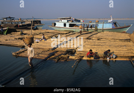 Entladung Brennholz vom Boot auf dem Irrawaddy-Fluss in Mandalay Burma bzw. Myanmar Stockfoto