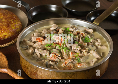 Kalbfleisch-Zürich-Stil mit Rösti Kartoffeln Schweiz Essen Stockfoto