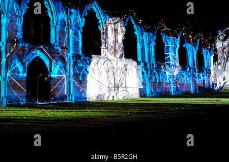 Str. Marys Abbey, York, UK leuchtet während des Festivals für digitale Kunst Stockfoto