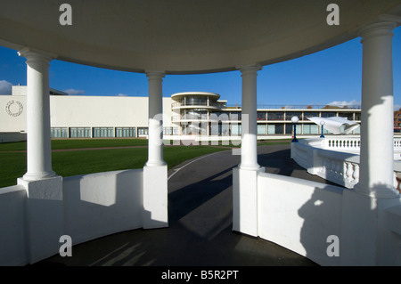 Der Art Deco De La Warr Pavillon Bexhill am Meer East Sussex gesehen durch die Colonade direkt am Meer Stockfoto