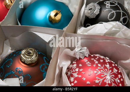 bunte Weihnachtsbaumkugeln in box Stockfoto