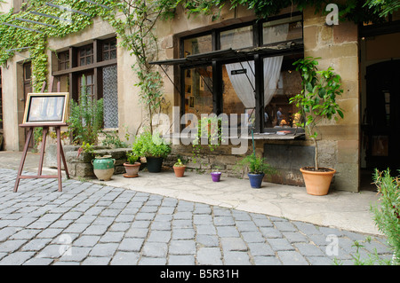 Ein Kunst-Shop auf einem Platz in Cordes-Sur-Ciel, Midi-Pyrenäen, Frankreich Stockfoto