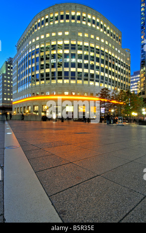 Abendlicher Blick 30 South Colonnade, Thomson Reuters Gebäude, Canary Wharf, East London, Vereinigtes Königreich Stockfoto