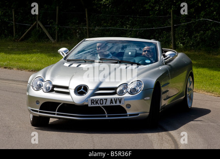 Lewis Hamilton fährt der Mercedes-Benz SLR McLaren Roadster beim Goodwood Festival of Speed, Sussex, UK. Stockfoto