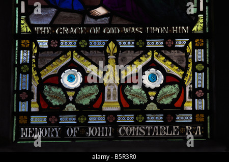 Ein Glasfenster in der Kirche bei East Bergholt widmet sich dem Leben von John Constable Stockfoto