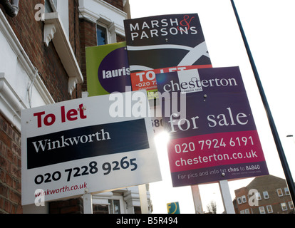 Eine Reihe von zu lassen und für Verkauf Zeichen außerhalb einer Maisonette-Wohnung in London, England, UK Stockfoto