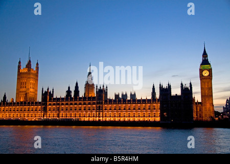 Big Ben und den Houses of Parliament entlang der Themse in London England Stockfoto