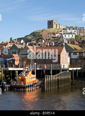 Das RNLI-Rettungsboot "Whitby Rettungsboot" vertäut im Hafen von Whitby mit Str. Marys Kirche im Hintergrund. Stockfoto