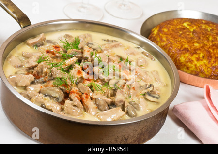 Kalbfleisch-Zürich-Stil mit Rösti Kartoffeln Schweiz Essen Stockfoto