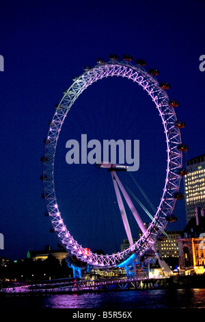 Das London Eye in der Nacht an der Themse in London England
