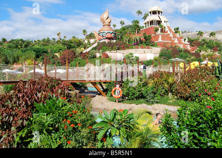 Blick auf den Park zeigt Tower Power Ride, Siam Park Water Kingdom Theme Park, Costa Adeje, Teneriffa, Kanarische Inseln, Spanien Stockfoto