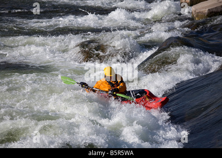 Kajakfahrer arbeiten speziell Stromschnellen in einem Wasserpark auf dem Colorado River in Carbondale, Colorado. Stockfoto