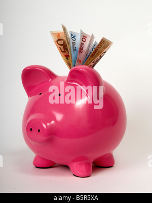 halbe Seitenprofil ein rosa Sparschwein mit Euro-Banknoten kleben aus ihm heraus. Stockfoto
