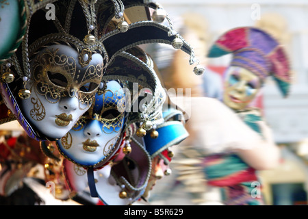 Reihe von venezianischen Masken in Gold und blau Stockfoto