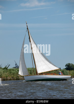 River Klasse' O' The wisp "traditionellen Holz- Vergnügen cruiser Segeln am Fluss auf der Norfolk Broads East Anglia England Großbritannien Stockfoto