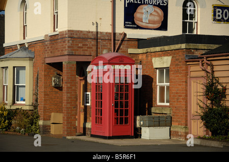 Rote Telefonzelle außerhalb Bewdley Bahnhof an der Severn Valley Railway Stockfoto