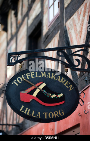 Melden Sie außen Schuhmacher-Werkstatt in historischen Lilla Torg Platz in Malmö Schweden 2008 Stockfoto