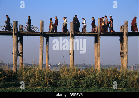 Burmesische Fußgänger und Radfahrer kreuzen U Bein Brücke, die Brücke der Welt längste Teakholz, in Amarapura, in der Nähe von Mandalay, Birma Stockfoto