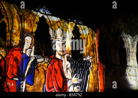 Str. Marys Abbey, York, UK leuchtet während des Festivals für digitale Kunst Stockfoto