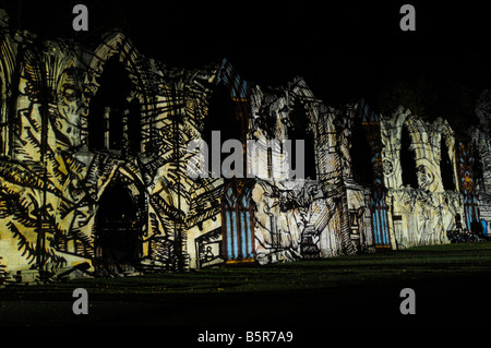 Str. Marys Abbey, York, leuchtet während des Festivals für digitale Kunst Stockfoto