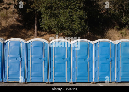 Mobiltoiletten hintereinander aufgereiht Stockfoto